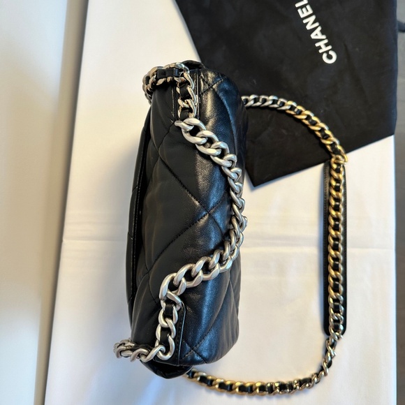 Chanel 19 Black in Small Microchipped - Picture 14 of 16